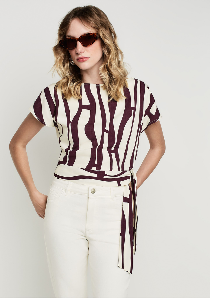 Blusa Vinho Dzarm Decote Canoa Texturizada