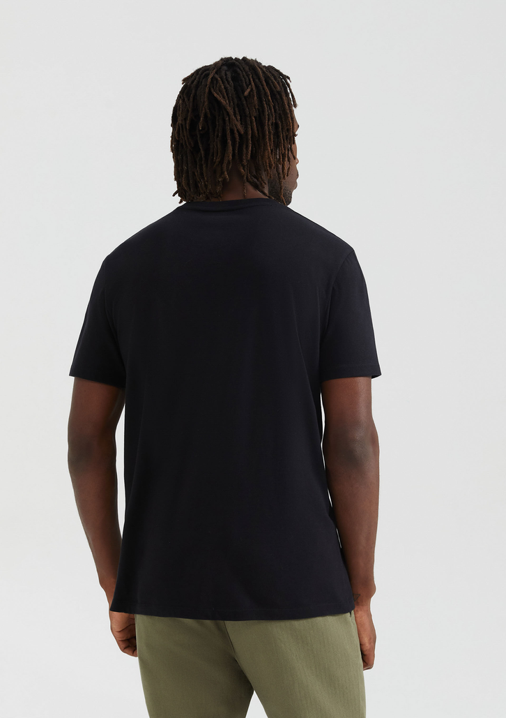 Camiseta Básica Preta Hering Masculina Manga Curta Gola V World
