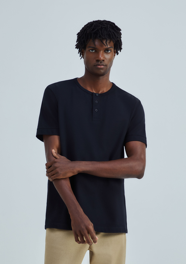 Camiseta Preta Hering  Henley Manga Curta