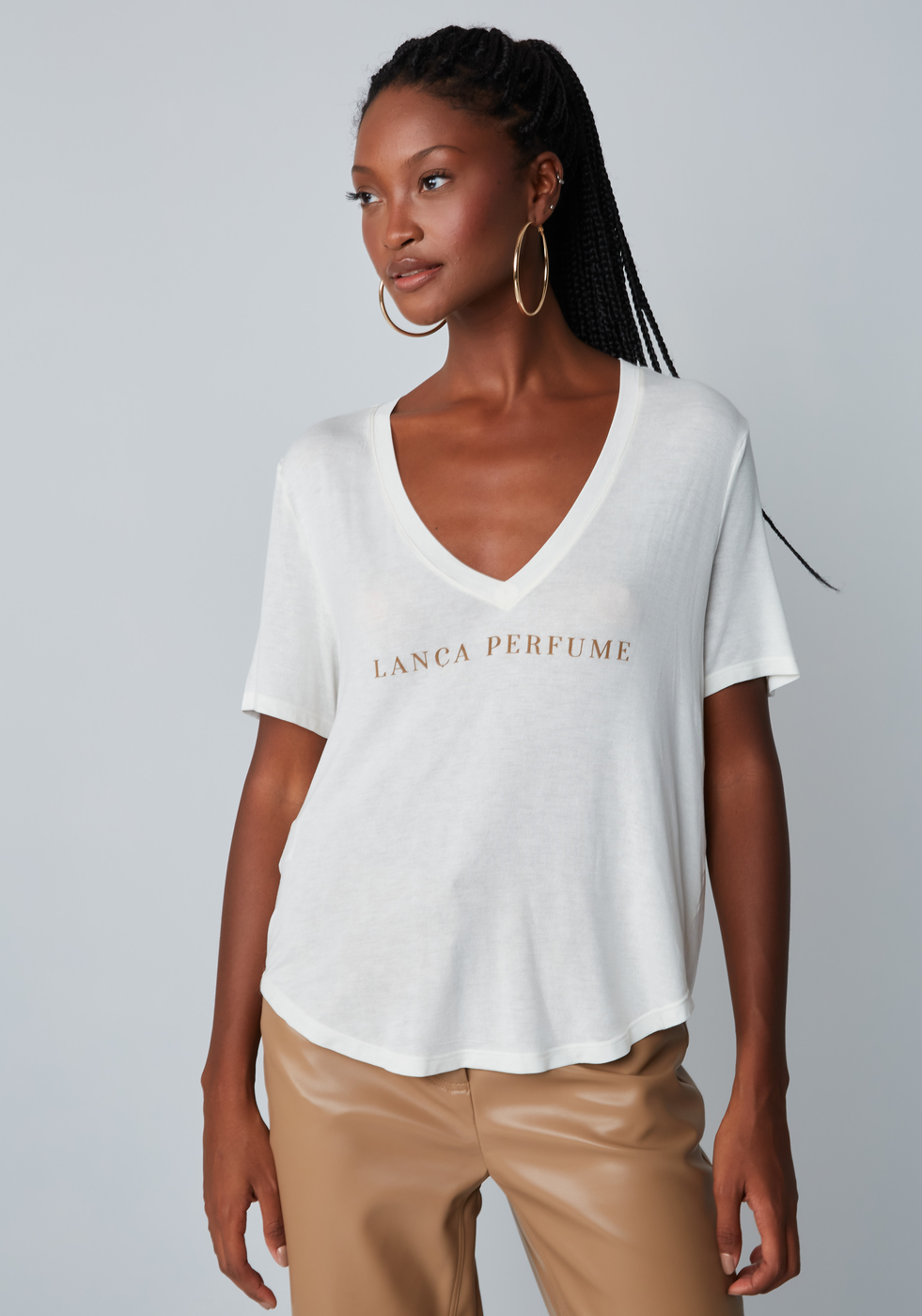T-Shirt Branca Lança Perfume Decote V Com Estampa | ZZ MALL