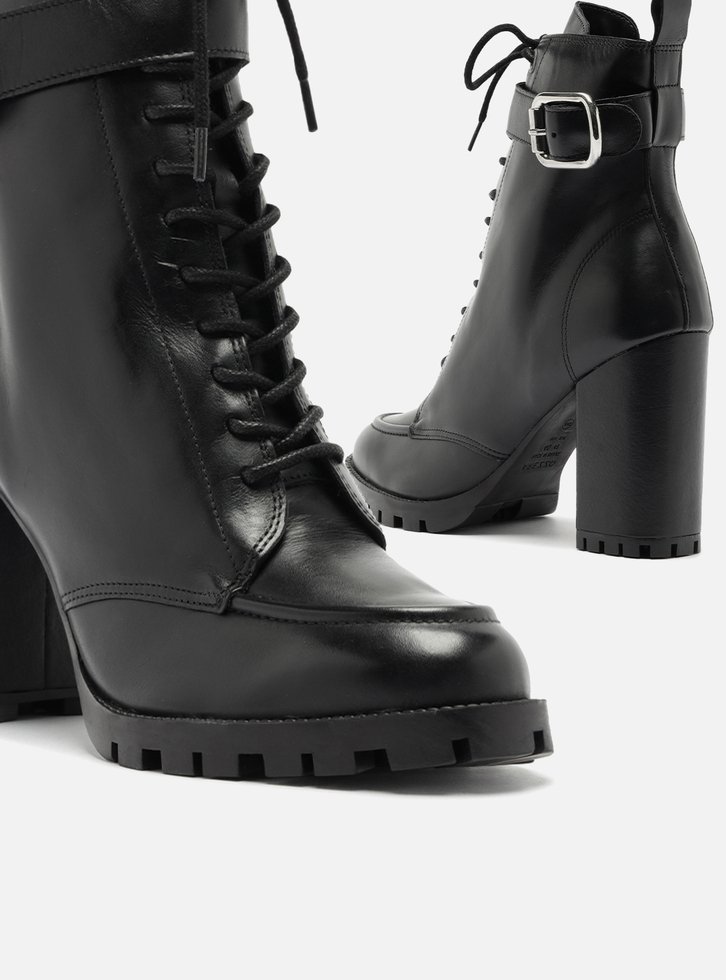 Bota Preta Arezzo Couro Cano Curto Tratorada