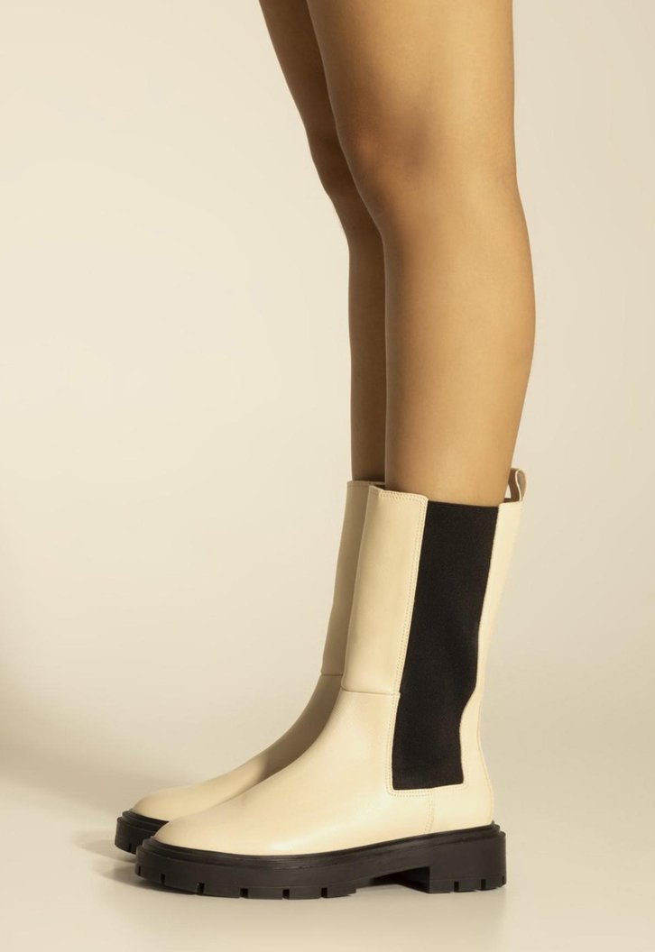 Bota Off-White E Preta Arezzo Couro Cano Médio Tratorada