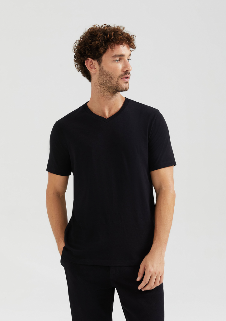 Camiseta Básica Preta Hering Slim Gola V Em Malha Flamê