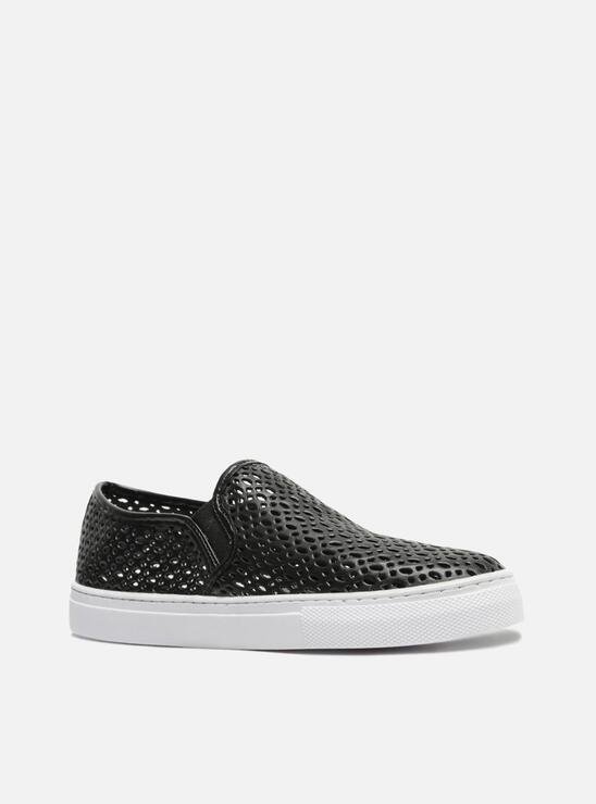 TÊNIS SLIP ON PRETO AREZZO FURADINHO