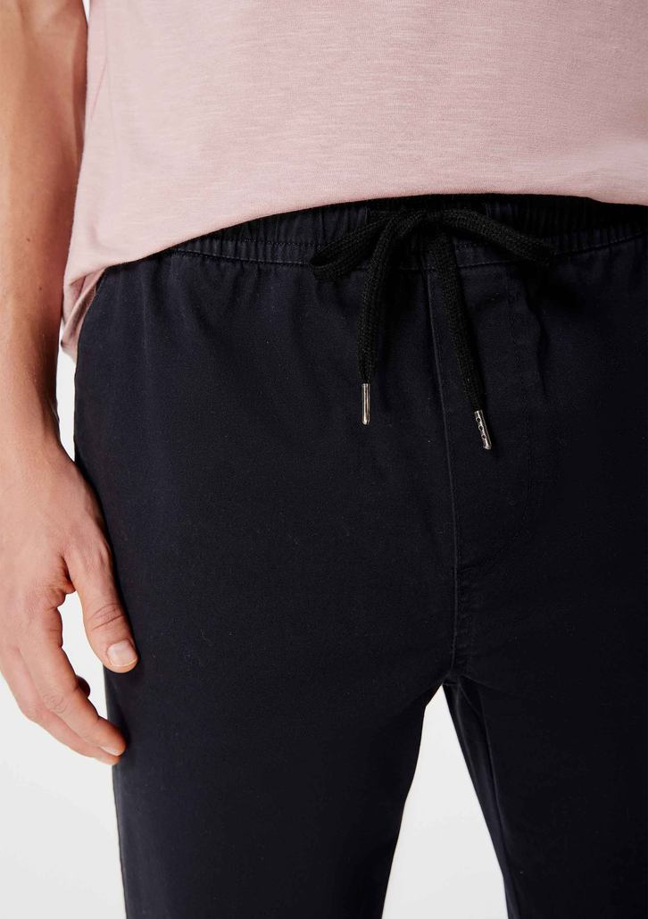 Calça Preta Hering Básica Masculina Jogger Em Sarja Com Elastano