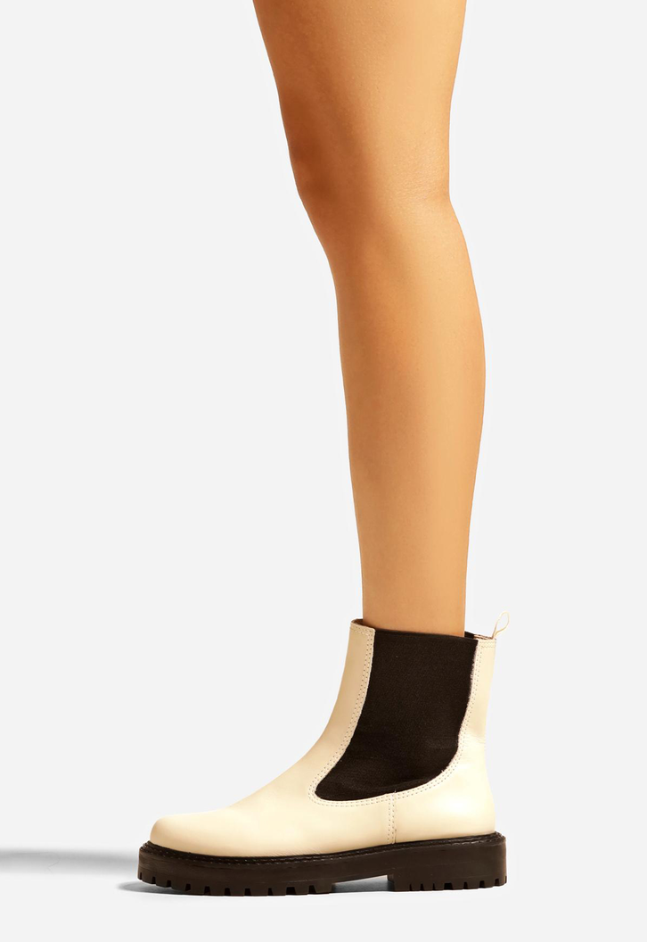 Bota Off-White Arezzo Couro Cano Médio Tratorada Chelsea