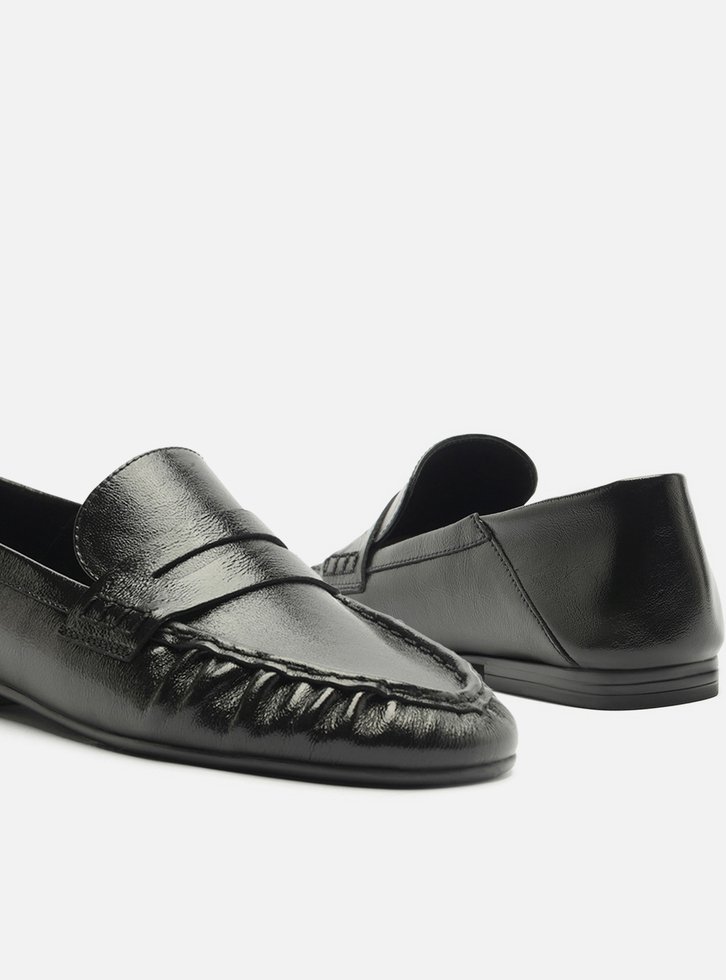 Mocassim Preto Couro Franzido Tira