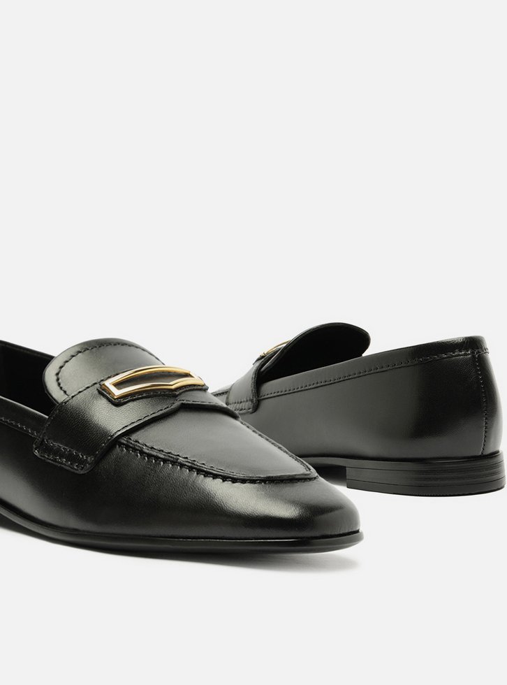 Mocassim Preto Couro Tira Metal