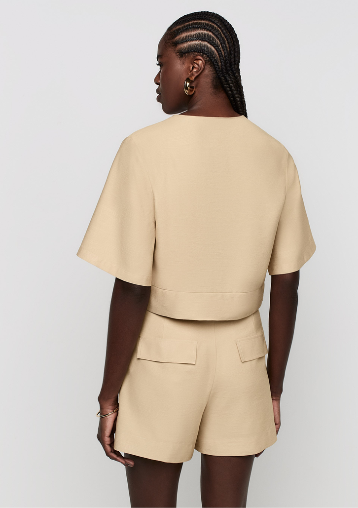 Blusa Bege Dzarm Decote V Reta Em Alfaiataria