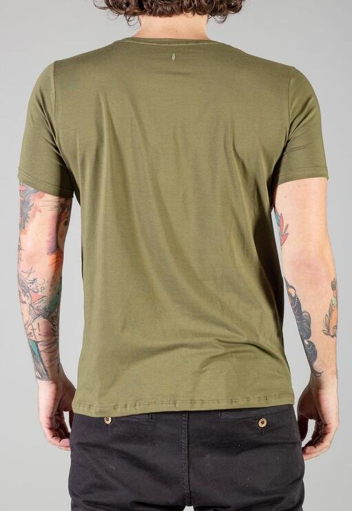 Camiseta Small Lettering No Bad Karma Verde Militar Red Feather