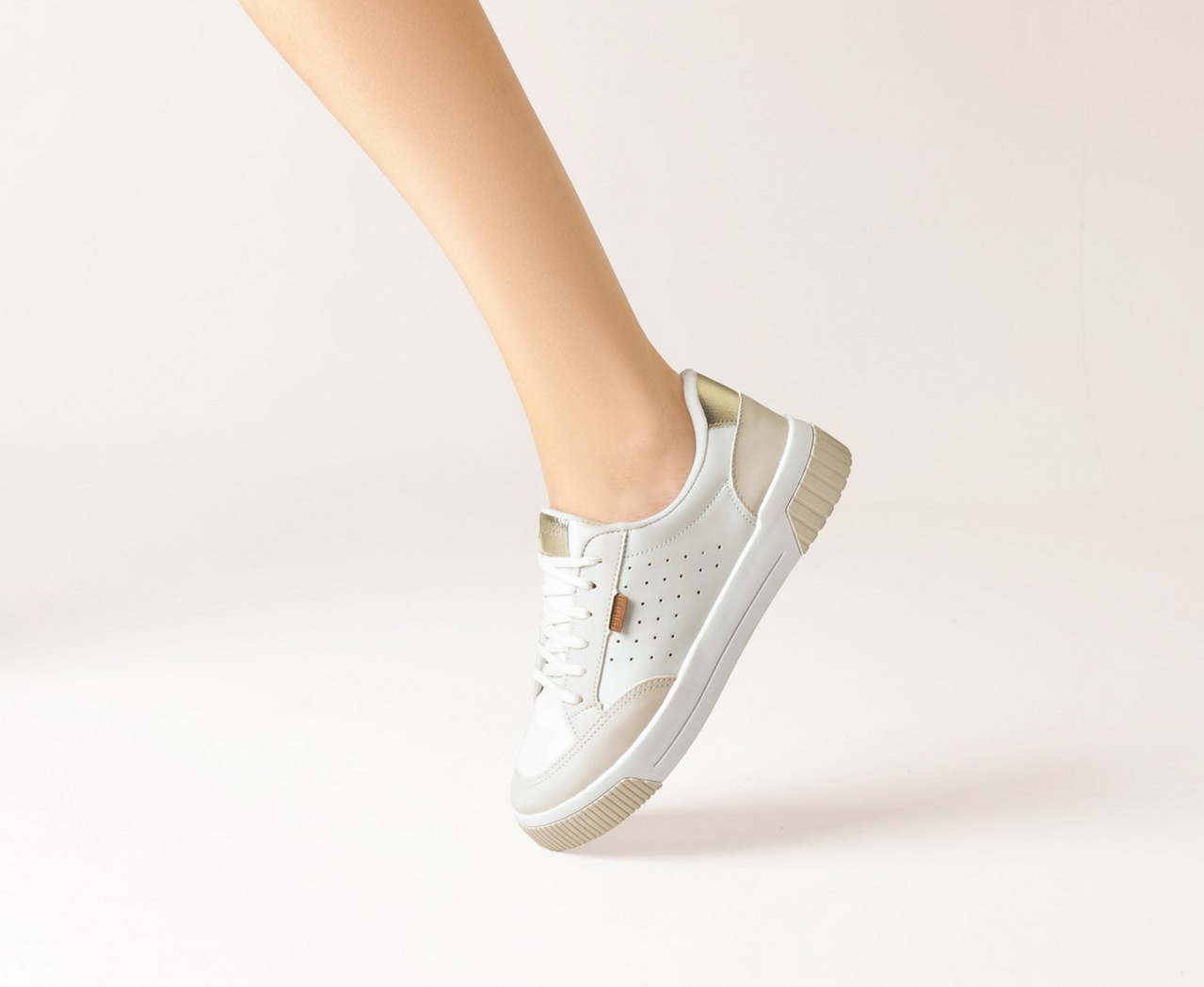Tênis Sola Urban Furinhos Branco e Dourado | ZZ MALL