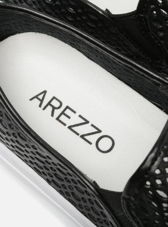 TÊNIS SLIP ON PRETO AREZZO FURADINHO