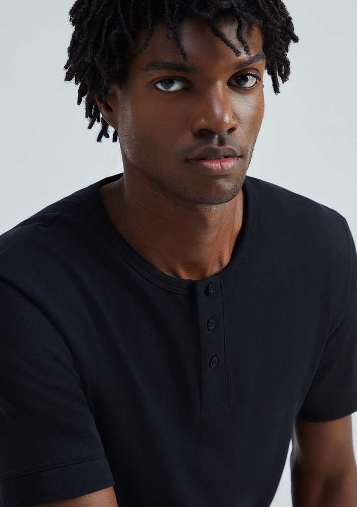Camiseta Preta Hering  Henley Manga Curta