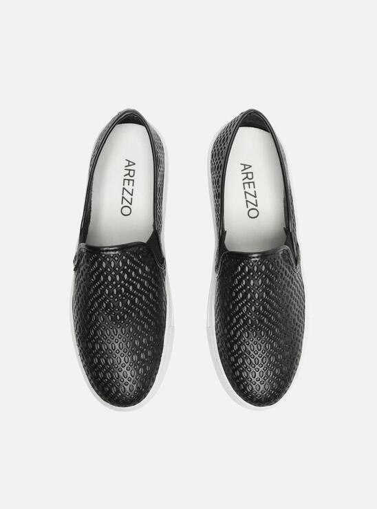 TÊNIS SLIP ON PRETO AREZZO FURADINHO