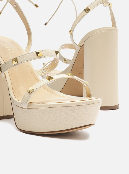 Sandália Meia Pata Off-White Tiras Spikes