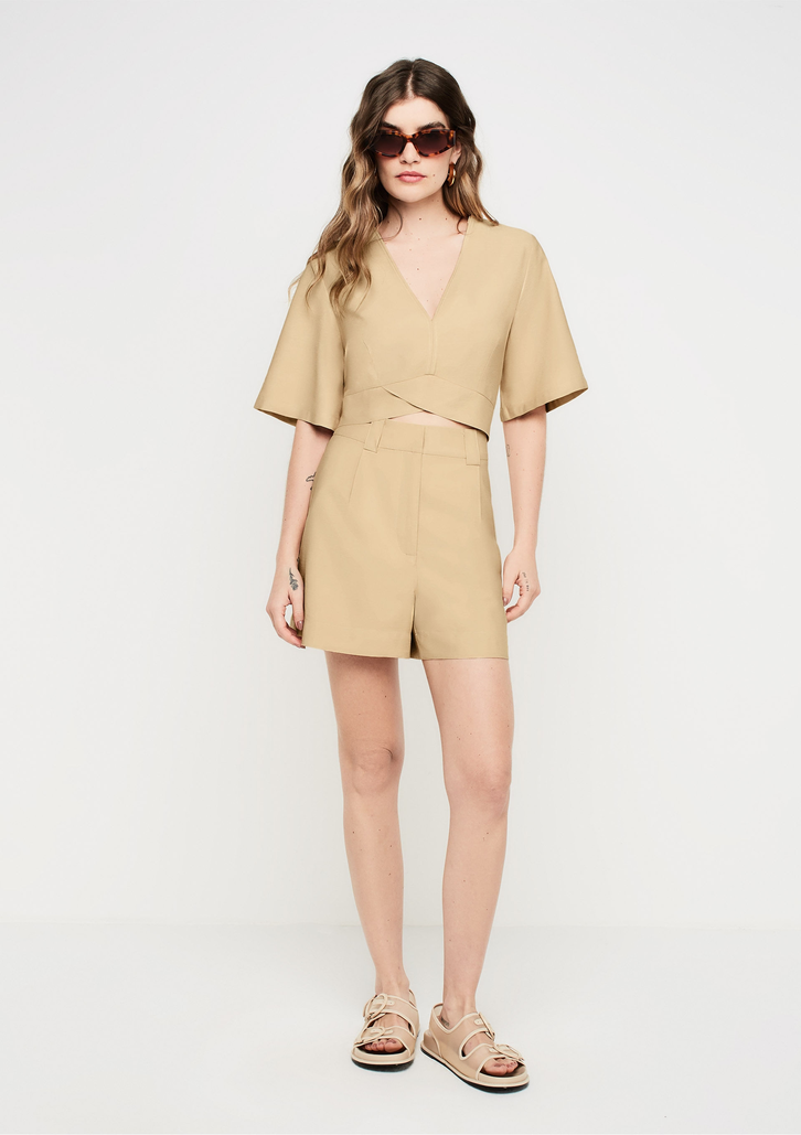 Blusa Bege Dzarm Decote V Reta Em Alfaiataria