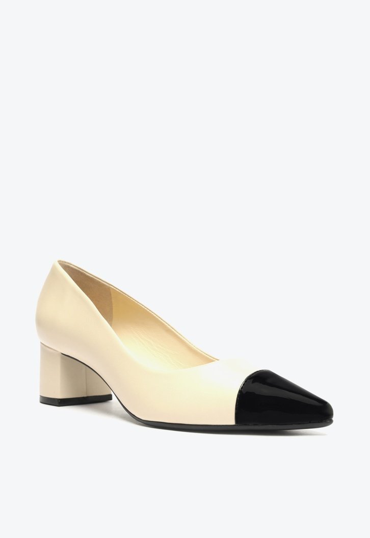 Scarpin Off-white Arezzo Couro Bico Fino Cap Toe City