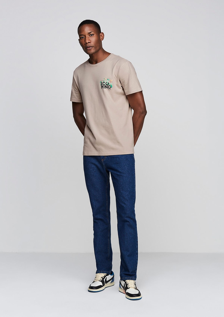 Camiseta Marrom Claro Dzarm Em Malha Ecológica Estampada