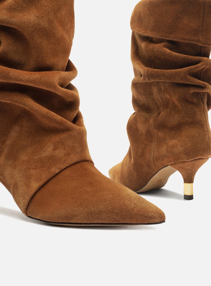 Bota Marrom Suede Cano Médio Salto Fino Slouch