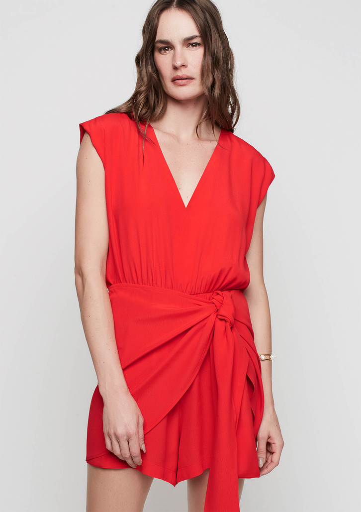Macacão Curto Vermelho Dzarm Decote V Em Viscose