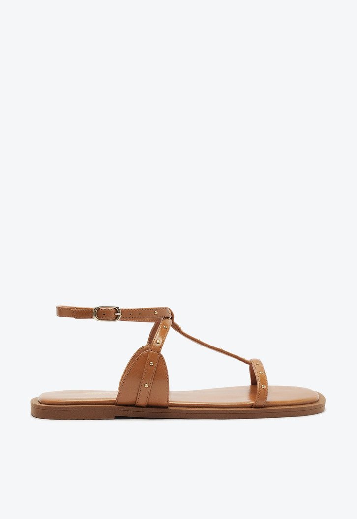 Rasteira Tiras Finas Tachas Marrom