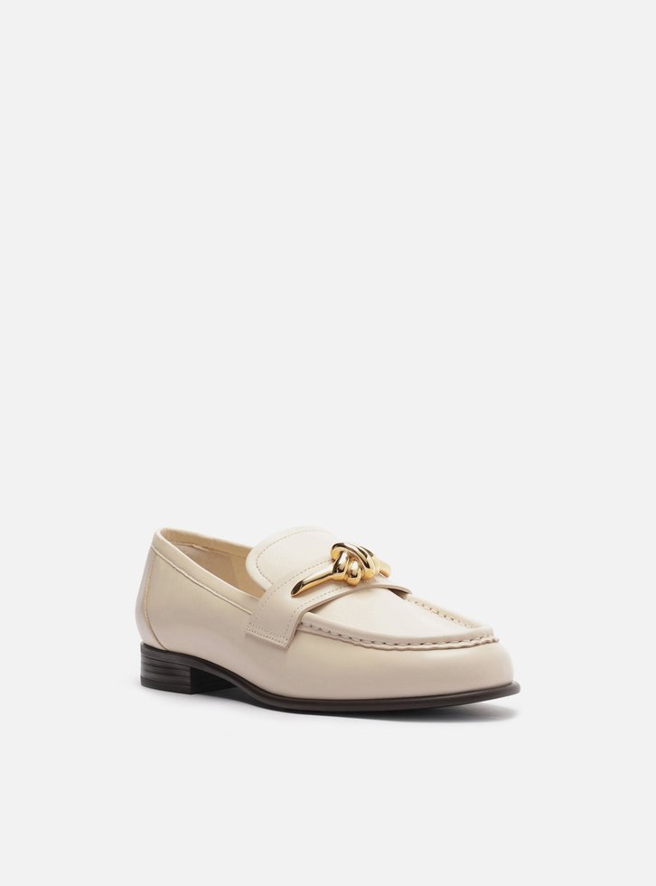 Mocassim Branco Couro Bico Redondo Metal Nó