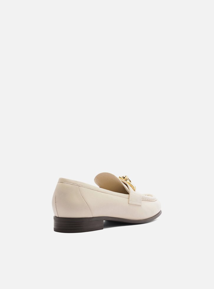 Mocassim Branco Couro Bico Redondo Metal Nó
