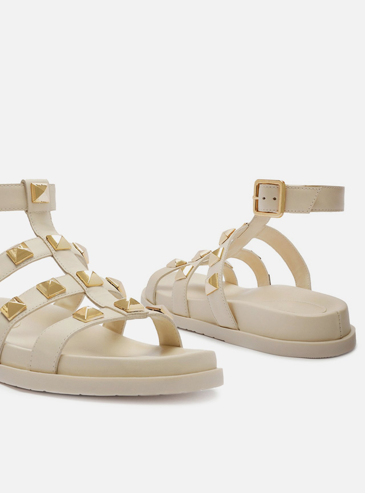 Sandália Papete Off-white Arezzo Couro Tachas