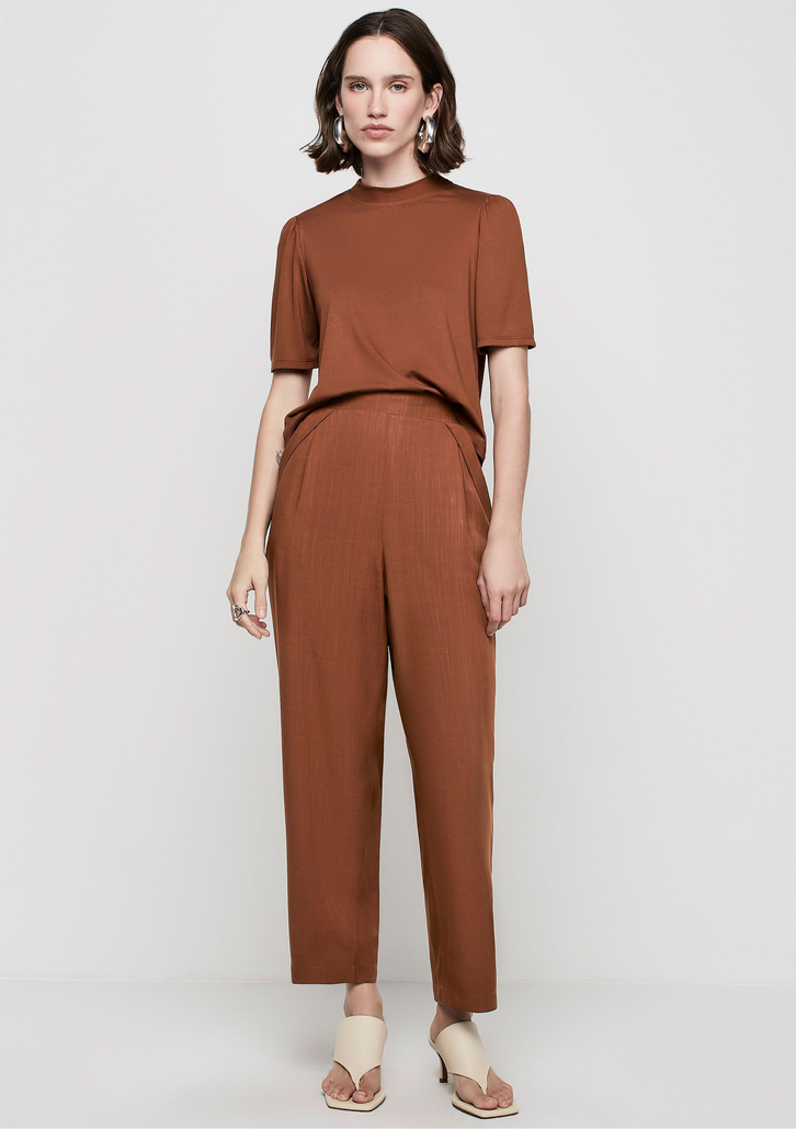 Blusa Marrom Dzarm Decote Redondo Em Viscose