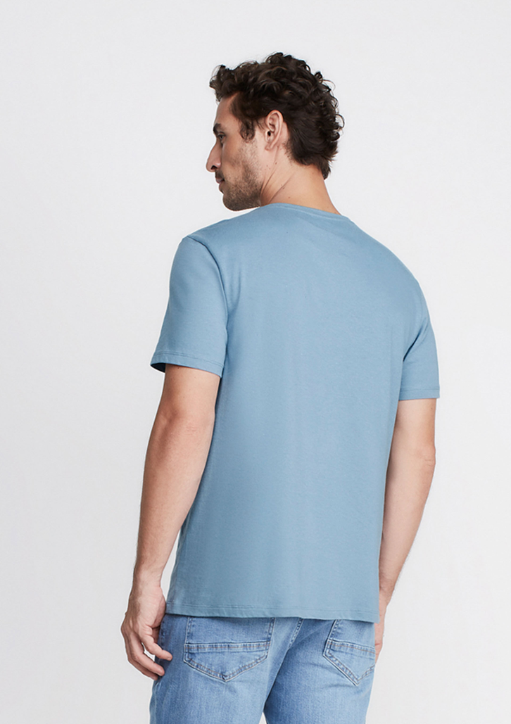 Camiseta Azul Clara Dzarm Em Malha Ecológica Estampada