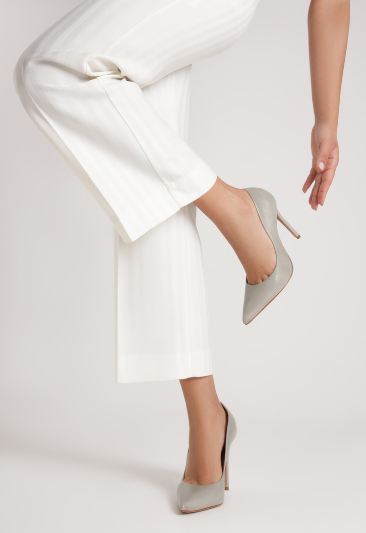 Sapato Scarpin Salto Fino Couro Cinza