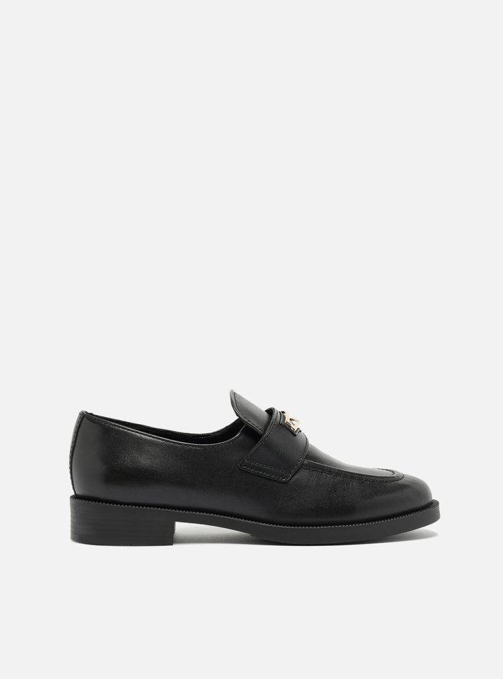 Mocassim Preto Couro Bico Redondo Retrô Metal