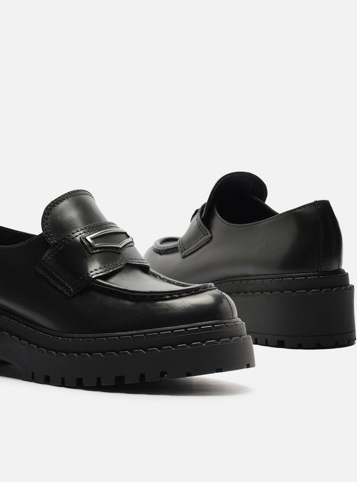Mocassim Preto Couro Tratorado Tira Metal