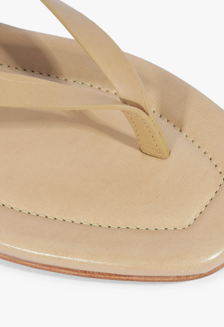 Chinelo Fivela Couro Nude