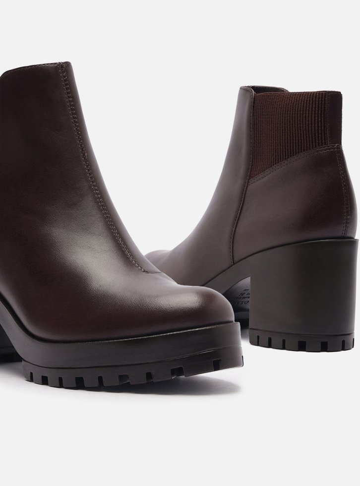 Bota Marrom Couro Cano Curto Sola Tratorada