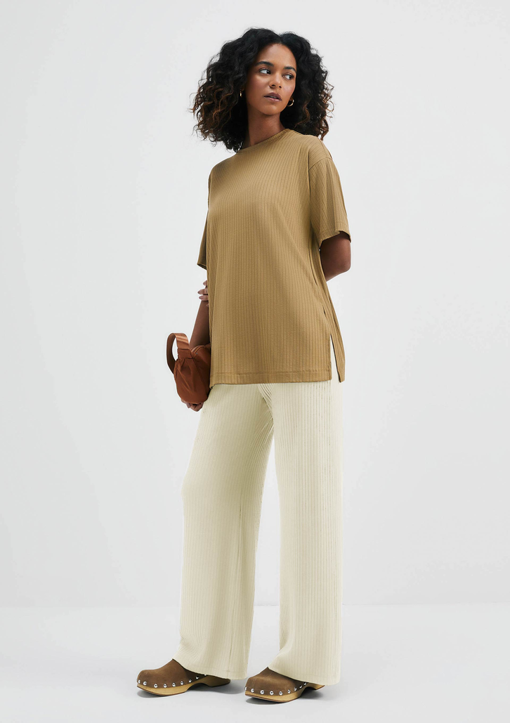 Calça Off-White Hering Feminina Slim Flare Cintura Alta Em Ribana Canelada