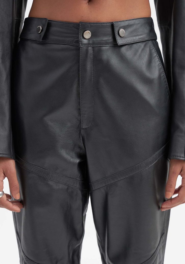 Calça Preta Lança Perfume De Couro Com Zíperes