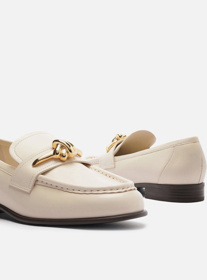 Mocassim Branco Couro Bico Redondo Metal Nó