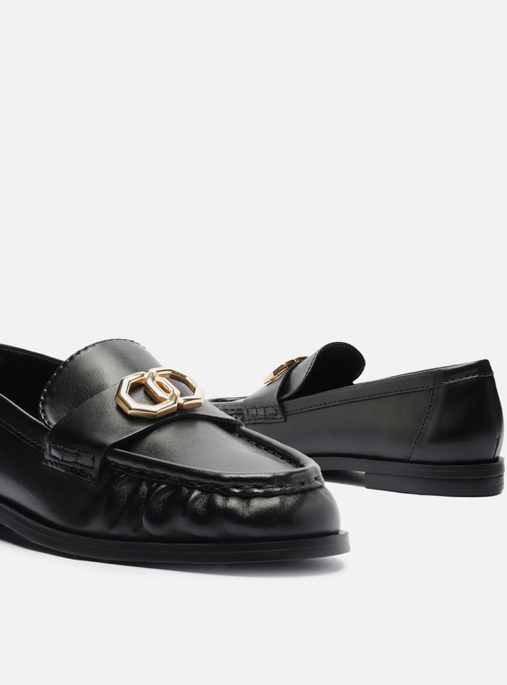 Mocassim Preto Couro Franzido Tira Metal