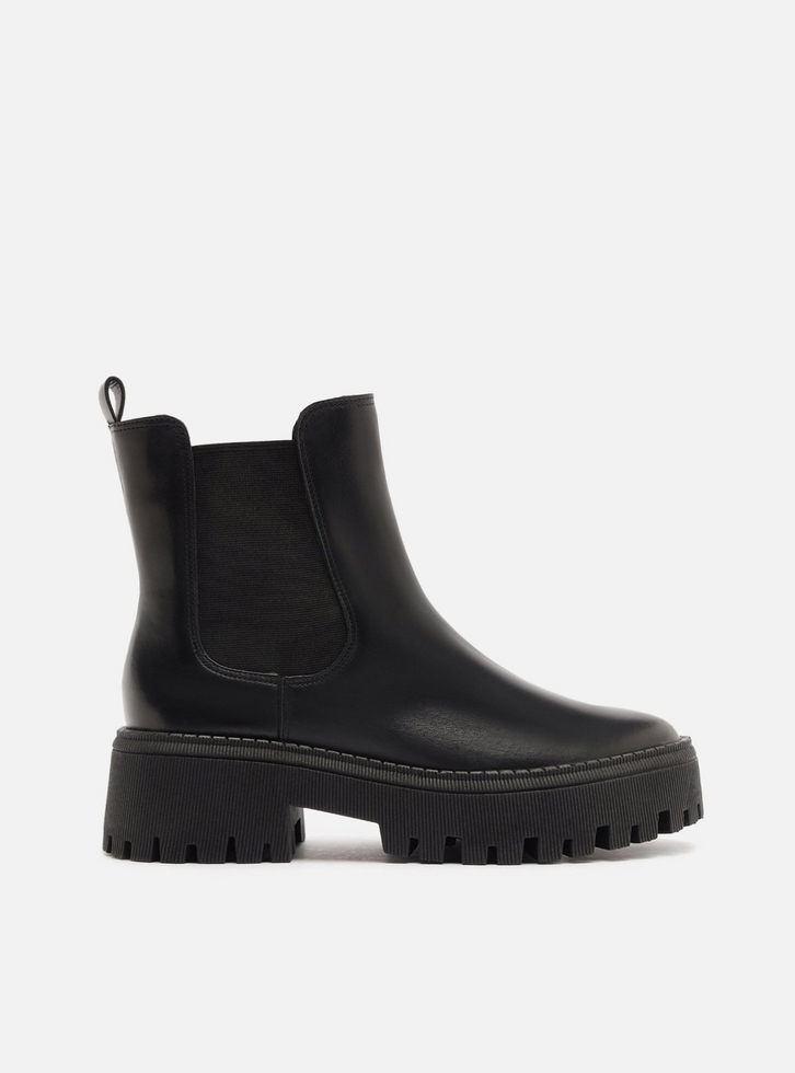 Bota Preta Couro Cano Curto Salto Tratorado